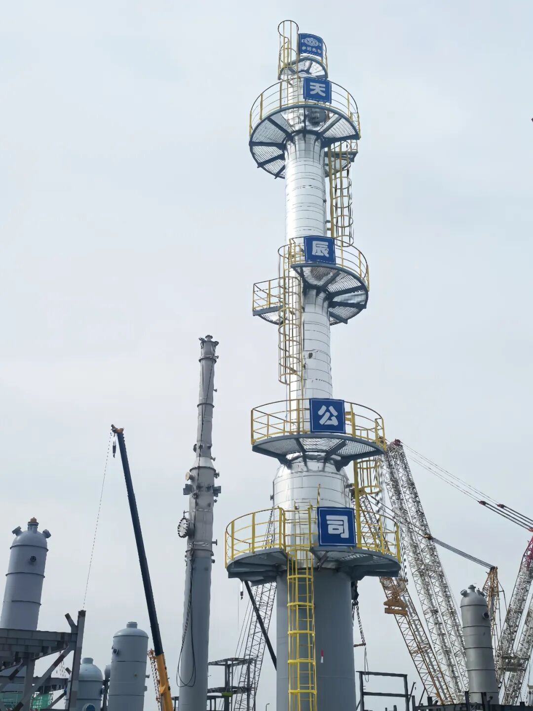 Successful Completion of Hoisting Operation for Ammonia Stripping Tower and Refining Tower, Ammonia Stripping Unit, Syngas Purification Facility, Phase II Stage I of Yulin Chemical Project