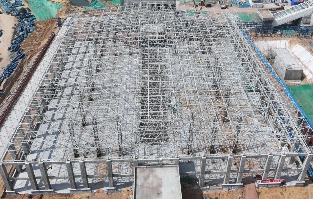 Key Milestone Achieved! Successful Topping-out of Bolted Spherical Grid Structure for the Coal Unloading Trench, Coal Storage & Transportation Unit of Shaanxi Coal Yulin Chemical Phase II Stage I