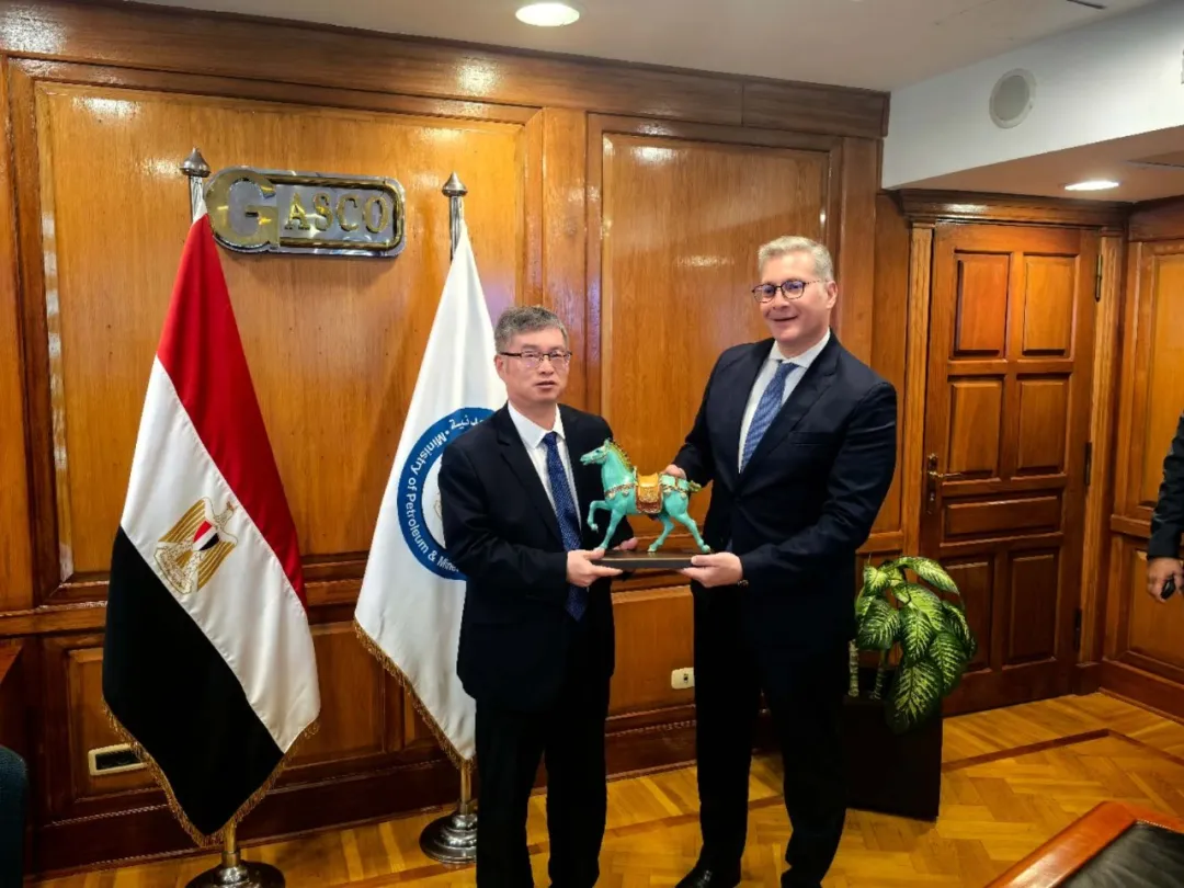 Guo Guihe Se Reúne con Karim Badawi, Ministro de Petróleo y Recursos Minerales de Egipto y Llega al Sede Regional de África para Inspección